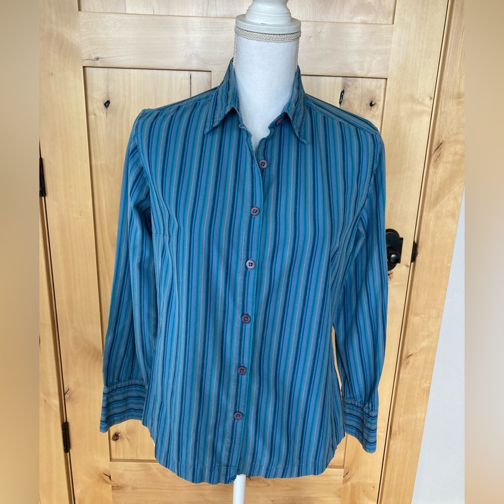 Columbia Vintage Woman’s Button Down Shirt. Fitted, Rounded Hem, Cotton, Size M